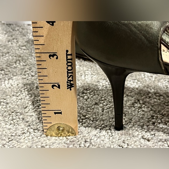 COLE HAAN Women's Patrice Cross Pump Moss Metallic Size 8 B EUC - Picture 8 of 10